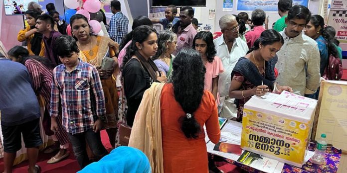 ആട്ടവും പാട്ടും വിജ്ഞാനങ്ങളുമായി സാമൂഹ്യനീതി വകുപ്പ് സ്റ്റാള് ആട്ടവും പാട്ടും വിജ്ഞാനങ്ങളുമായി സാമൂഹ്യനീതി വകുപ്പ് സ്റ്റാള്
