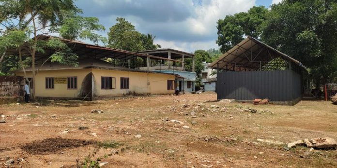 പുതിയ അധ്യായന വർഷത്തിലും പേരൂർ കുളം ഗവണ്മെന്റ് എൽ പി സ്കൂളിന് കെട്ടിടം ഇല്ല പുതിയ അധ്യായന വർഷത്തിലും പേരൂർ കുളം ഗവണ്മെന്റ് എൽ പി സ്കൂളിന് കെട്ടിടം ഇല്ല