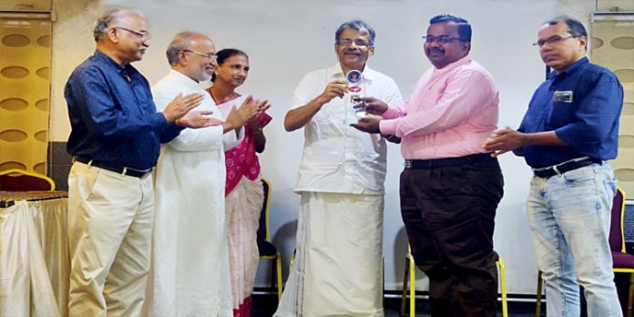 മുളമൂട്ടിലച്ചന് ഫൌണ്ടേഷന് ഉദ്ഘാടനവും പ്രഥമ പുരസ്ക്കാര സമര്പ്പണവും നടന്നു മുളമൂട്ടിലച്ചന് ഫൌണ്ടേഷന് ഉദ്ഘാടനവും പ്രഥമ പുരസ്ക്കാര സമര്പ്പണവും നടന്നു