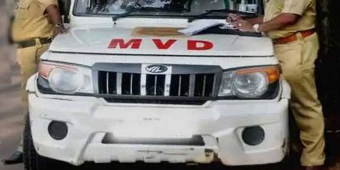 അരിമ്പൂരിൽ ഫിറ്റ്നസില്ലാതെ ഓടിയ സ്കൂൾ ബസ് പിടിച്ചെടുത്തു അരിമ്പൂരിൽ ഫിറ്റ്നസില്ലാതെ ഓടിയ സ്കൂൾ ബസ് പിടിച്ചെടുത്തു