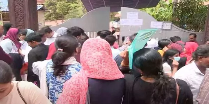 രാത്രിയായിട്ടും നീറ്റ് പരീക്ഷ കഴിഞ്ഞില്ല ; കോഴിക്കോട് പ്രതിഷേധവുമായി രക്ഷിതാക്കള് രാത്രിയായിട്ടും നീറ്റ് പരീക്ഷ കഴിഞ്ഞില്ല ; കോഴിക്കോട് പ്രതിഷേധവുമായി രക്ഷിതാക്കള്