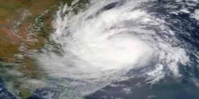വരും മണിക്കൂറുകളില് ന്യൂനമര്ദ്ദം തീവ്രമാകും ; ഇന്ന് മൂന്ന് ജില്ലകളില് യെല്ലോ അലര്ട്ട് വരും മണിക്കൂറുകളില് ന്യൂനമര്ദ്ദം തീവ്രമാകും ; ഇന്ന് മൂന്ന് ജില്ലകളില് യെല്ലോ അലര്ട്ട്