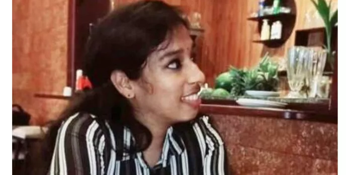 കൊല്ലപ്പെടുന്നതിന് മുമ്പ് സന്ദീപിനെ ചികിത്സിക്കുന്ന ഡോക്ടർ വന്ദന ദാസ് ; നോവുണർത്തി ദൃശ്യങ്ങൾ കൊല്ലപ്പെടുന്നതിന് മുമ്പ് സന്ദീപിനെ ചികിത്സിക്കുന്ന ഡോക്ടർ വന്ദന ദാസ് ; നോവുണർത്തി ദൃശ്യങ്ങൾ