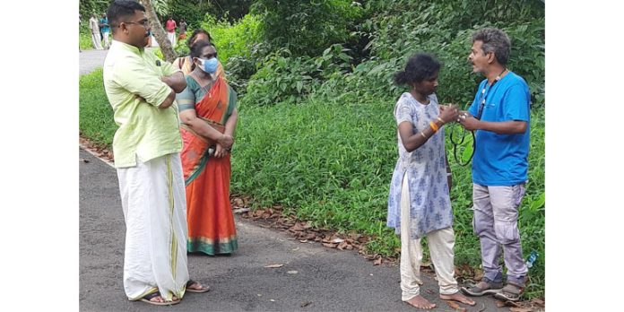 ആദിവാസി ഊരില് യുവതി മരിച്ച സംഭവം ; ജില്ലാ മെഡിക്കല് ഓഫീസര് സ്ഥലം സന്ദര്ശിച്ചു ആദിവാസി ഊരില് യുവതി മരിച്ച സംഭവം ; ജില്ലാ മെഡിക്കല് ഓഫീസര് സ്ഥലം സന്ദര്ശിച്ചു