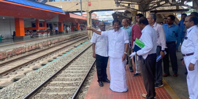 കോട്ടയം റെയില്വേ സ്റ്റേഷന് ; രണ്ടാം കവാടം ഓഗസ്റ്റില് തുറക്കും : തോമസ് ചാഴികാടന് എംപി കോട്ടയം റെയില്വേ സ്റ്റേഷന് ; രണ്ടാം കവാടം ഓഗസ്റ്റില് തുറക്കും : തോമസ് ചാഴികാടന് എംപി