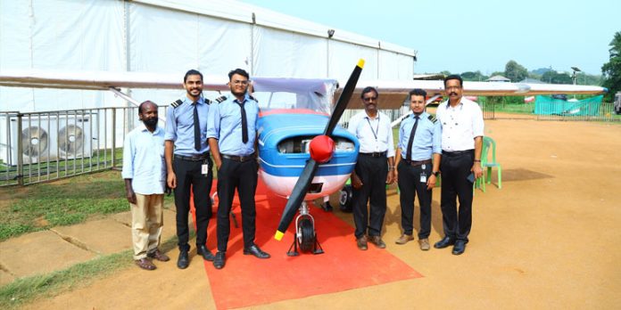 വിമാനത്തെ നേരിട്ടറിയാം ഫോട്ടോയെടുക്കാം വിമാനത്തെ നേരിട്ടറിയാം ഫോട്ടോയെടുക്കാം