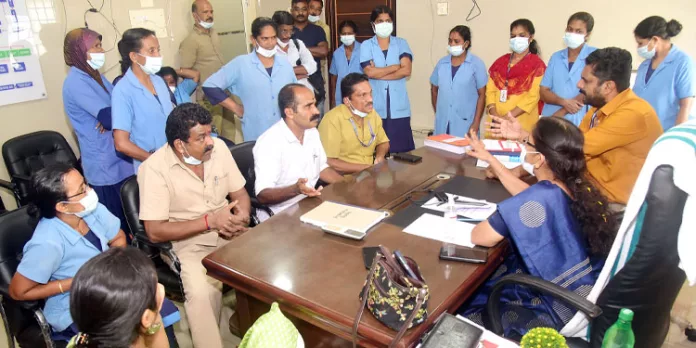 ജില്ലാ ജനറൽ ആശുപത്രിയിലെ ഗ്രേഡ് ടു ജീവനക്കാർ സൂപ്രണ്ടിൻറെയും ഡിഎംഒയുടെയും മുന്നിൽ പ്രതിഷേധിച്ചു ജില്ലാ ജനറൽ ആശുപത്രിയിലെ ഗ്രേഡ് ടു ജീവനക്കാർ സൂപ്രണ്ടിൻറെയും ഡിഎംഒയുടെയും മുന്നിൽ പ്രതിഷേധിച്ചു