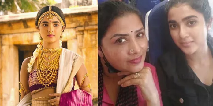 ‘ ഇത് നിലാ പാപ്പാ തന്നെ ’ ; പൊന്നിയിൻ സെൽവനിലെ കുട്ടി കുന്ദവൈയായി വേഷമിട്ടത് നടൻ കവിതാ ഭാരതിയുടെയും നടി കന്യയുടേയും മകൾ നിലാ ‘ ഇത് നിലാ പാപ്പാ തന്നെ ’ ; പൊന്നിയിൻ സെൽവനിലെ കുട്ടി കുന്ദവൈയായി വേഷമിട്ടത് നടൻ കവിതാ ഭാരതിയുടെയും നടി കന്യയുടേയും മകൾ നിലാ
