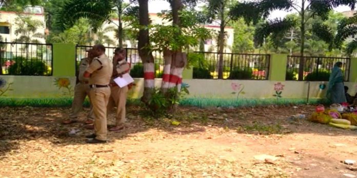 കളിച്ചുകൊണ്ടിരുന്ന ഏഴുവയസുകാരനെ തെരുവുനായ്ക്കള് കടിച്ചുകൊന്നു കളിച്ചുകൊണ്ടിരുന്ന ഏഴുവയസുകാരനെ തെരുവുനായ്ക്കള് കടിച്ചുകൊന്നു