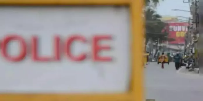 വാഹനപരിശോധനയ്ക്കിടെ പോലീസ് പിന്നിൽ നിന്ന് ബൈക്കിൽ പിടിച്ചു ; നിയന്ത്രണം തെറ്റി വീണ യുവാവിന് കാറിടിച്ചു ഗുരുതര പരിക്ക് വാഹനപരിശോധനയ്ക്കിടെ പോലീസ് പിന്നിൽ നിന്ന് ബൈക്കിൽ പിടിച്ചു ; നിയന്ത്രണം തെറ്റി വീണ യുവാവിന് കാറിടിച്ചു ഗുരുതര പരിക്ക്