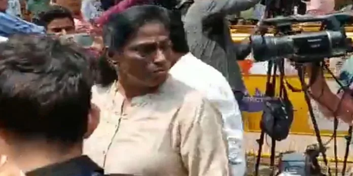 ഗുസ്തി താരങ്ങളുടെ സമരപ്പന്തലില് പി ടി ഉഷ എത്തി ; പ്രതിഷേധം ഗുസ്തി താരങ്ങളുടെ സമരപ്പന്തലില് പി ടി ഉഷ എത്തി ; പ്രതിഷേധം