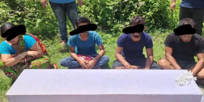 ശവപ്പെട്ടിയിൽ മയക്കുമരുന്ന് കടത്തിയ നാല് പേർ പിടിയിൽ ശവപ്പെട്ടിയിൽ മയക്കുമരുന്ന് കടത്തിയ നാല് പേർ പിടിയിൽ