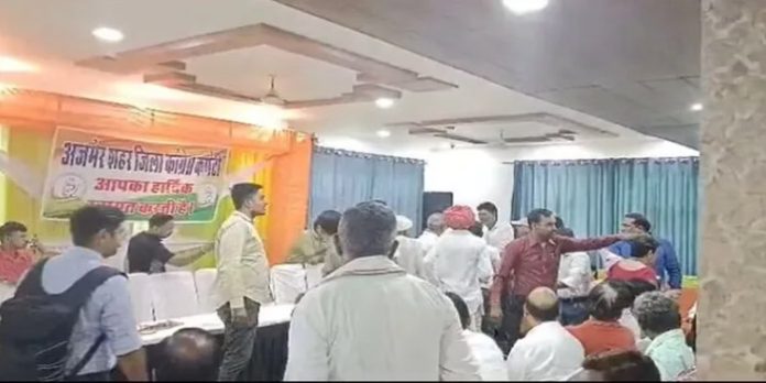 രാജസ്ഥാന് കോണ്ഗ്രസിലെ തര്ക്കം കയ്യാങ്കളിയില് ; പൈലറ്റ്-ഗെഹ്ലോട്ട് അനുയായികള് തമ്മില് ഏറ്റുമുട്ടി രാജസ്ഥാന് കോണ്ഗ്രസിലെ തര്ക്കം കയ്യാങ്കളിയില് ; പൈലറ്റ്-ഗെഹ്ലോട്ട് അനുയായികള് തമ്മില് ഏറ്റുമുട്ടി
