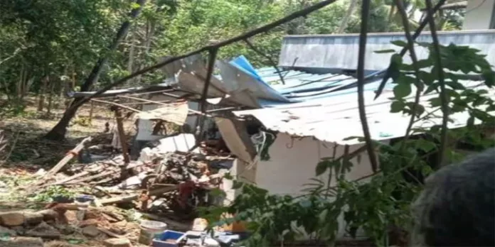 പാലക്കാട് വീടിനുള്ളിൽ സ്ഫോടനത്തിൽ ഒരു മരണം ; മരിച്ചയാളെ തിരിച്ചറിഞ്ഞില്ല പാലക്കാട് വീടിനുള്ളിൽ സ്ഫോടനത്തിൽ ഒരു മരണം ; മരിച്ചയാളെ തിരിച്ചറിഞ്ഞില്ല