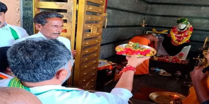ഹനുമാന് ക്ഷേത്രങ്ങള് നിര്മിക്കും ; കര്ണാടകയില് ബജ്റംഗ്ദള് വിവാദം അവസാനിപ്പിക്കാന് ഒരുങ്ങി കോണ്ഗ്രസ് ഹനുമാന് ക്ഷേത്രങ്ങള് നിര്മിക്കും ; കര്ണാടകയില് ബജ്റംഗ്ദള് വിവാദം അവസാനിപ്പിക്കാന് ഒരുങ്ങി കോണ്ഗ്രസ്