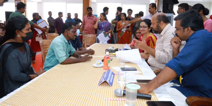 അംബേദ്കര് കോളനിയില് വഴിവിളക്കും ; ഹൈമാസ്റ്റ് ലൈറ്റും അനിലയുടെ പരാതിയില് വ്യവസായമന്ത്രിയുടെ സത്വര നടപടി അംബേദ്കര് കോളനിയില് വഴിവിളക്കും ; ഹൈമാസ്റ്റ് ലൈറ്റും അനിലയുടെ പരാതിയില് വ്യവസായമന്ത്രിയുടെ സത്വര നടപടി