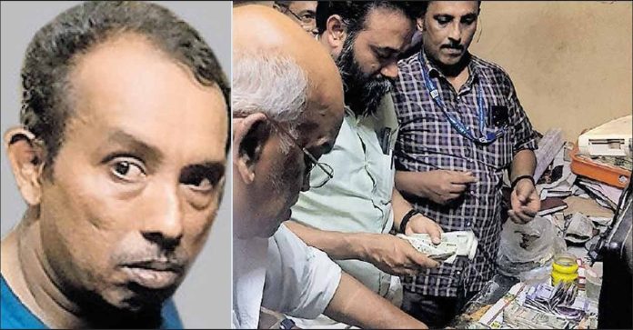 സർക്കാർ ഉദ്യോഗസ്ഥനിൽ നിന്ന് 1കോടിയിലധികം തുക പിടികൂടിയ സംഭവം ; എന്തും സ്വീകരിക്കുന്ന സ്വഭാവക്കാരൻ, സുരേഷിന്റെ മുറിയിൽ പരിശോധനയില് വിജിലൻസ് കണ്ടത് ഇവയെല്ലാം സർക്കാർ ഉദ്യോഗസ്ഥനിൽ നിന്ന് 1കോടിയിലധികം തുക പിടികൂടിയ സംഭവം ; എന്തും സ്വീകരിക്കുന്ന സ്വഭാവക്കാരൻ, സുരേഷിന്റെ മുറിയിൽ പരിശോധനയില് വിജിലൻസ് കണ്ടത് ഇവയെല്ലാം