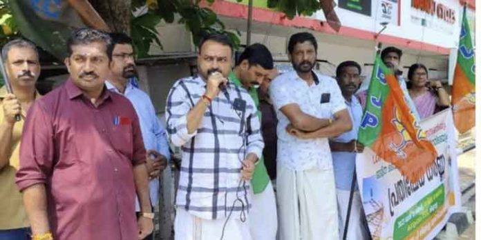 ബി ജെ പി തിരുവല്ല മുൻസിപ്പൽ കമ്മിറ്റിയുടെ നേതൃത്വത്തിൽ കാവുംഭാഗം കെ എസ് ഇ ബി ഓഫീസിന് മുമ്പിൽ പ്രതിഷേധ ധർണ്ണ നടത്തി ബി ജെ പി തിരുവല്ല മുൻസിപ്പൽ കമ്മിറ്റിയുടെ നേതൃത്വത്തിൽ കാവുംഭാഗം കെ എസ് ഇ ബി ഓഫീസിന് മുമ്പിൽ പ്രതിഷേധ ധർണ്ണ നടത്തി