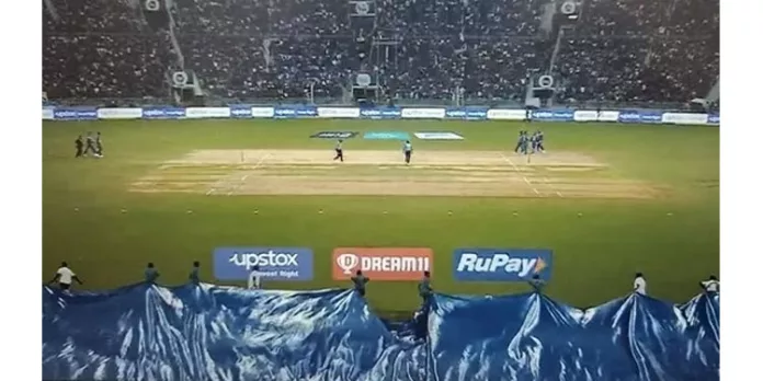 ആർസിബി ഇന്നിംഗ്സിനിടെ മഴ ; കളി തടസപ്പെട്ടു ആർസിബി ഇന്നിംഗ്സിനിടെ മഴ ; കളി തടസപ്പെട്ടു