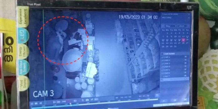 അടച്ചിട്ട കടകള് കുത്തിത്തുറന്ന് കവർച്ച ; മോഷ്ടാവ് മണിക്കൂറുകൾക്കകം പിടിയിൽ അടച്ചിട്ട കടകള് കുത്തിത്തുറന്ന് കവർച്ച ; മോഷ്ടാവ് മണിക്കൂറുകൾക്കകം പിടിയിൽ