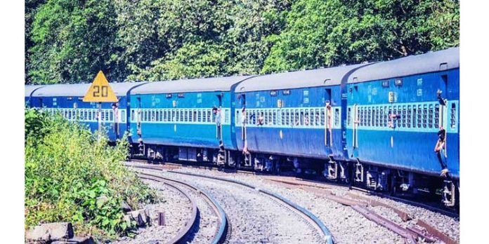 കനത്ത മഴ ; റെയില്വേ ട്രാക്കില് മരം കടപുഴകി വീണു , കൊല്ലം- പുനലൂര് പാതയില് സര്വീസുകള് റദ്ദാക്കി കനത്ത മഴ ; റെയില്വേ ട്രാക്കില് മരം കടപുഴകി വീണു , കൊല്ലം- പുനലൂര് പാതയില് സര്വീസുകള് റദ്ദാക്കി