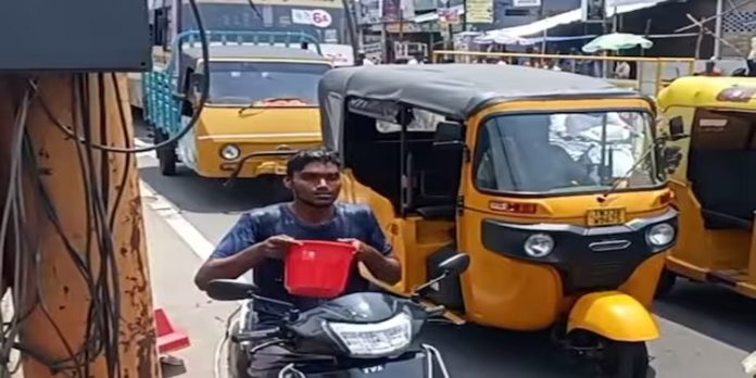 നടുറോഡില് ബൈക്കിലിരുന്ന് കുളി ; യുവാവിന് 3500 രൂപ പിഴ നടുറോഡില് ബൈക്കിലിരുന്ന് കുളി ; യുവാവിന് 3500 രൂപ പിഴ