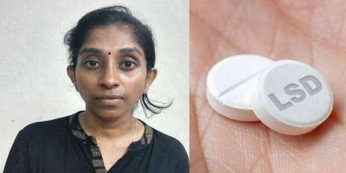 എക്സൈസ് ഉദ്യോഗസ്ഥനെ തോക്കിൻമുനയിൽ നിർത്തി യുവതി ; ശേഷം വെട്ടി പരിക്കേൽപ്പിച്ചു ; പിടികൂടിയത് അപൂർവയിനം മയക്കുമരുന്ന് എക്സൈസ് ഉദ്യോഗസ്ഥനെ തോക്കിൻമുനയിൽ നിർത്തി യുവതി ; ശേഷം വെട്ടി പരിക്കേൽപ്പിച്ചു ; പിടികൂടിയത് അപൂർവയിനം മയക്കുമരുന്ന്