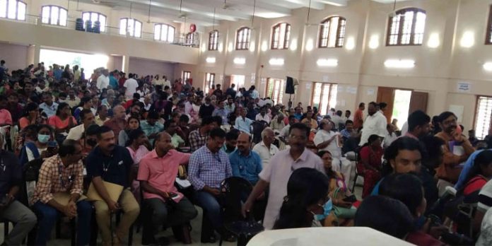 20 മിനിട്ടിനുള്ളില് റേഷന്കാര്ഡും ലൈഫ്പദ്ധതിയിലുള്പ്പെടുത്തി വീടും ; ജോയിയുടേയും കുടുംബത്തിന്റേയും ആകുലതയ്ക്ക് പരിഹാരം 20 മിനിട്ടിനുള്ളില് റേഷന്കാര്ഡും ലൈഫ്പദ്ധതിയിലുള്പ്പെടുത്തി വീടും ; ജോയിയുടേയും കുടുംബത്തിന്റേയും ആകുലതയ്ക്ക് പരിഹാരം