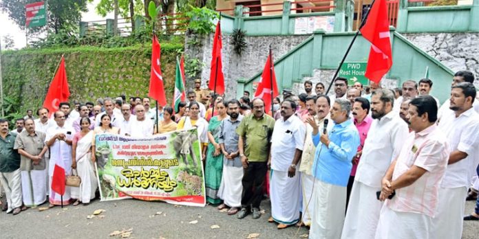 വന്യമൃഗ ആക്രമണത്തിനെതിരെ എൽ ഡി എഫ് ജനകീയ മാർച്ച് നടത്തി വന്യമൃഗ ആക്രമണത്തിനെതിരെ എൽ ഡി എഫ് ജനകീയ മാർച്ച് നടത്തി