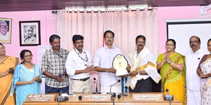 ജില്ലാ പഞ്ചായത്ത് യാത്രയയപ്പ് നല്കി ജില്ലാ പഞ്ചായത്ത് യാത്രയയപ്പ് നല്കി