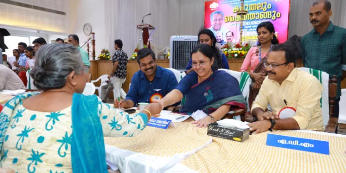 വഴിയില്ലാതെ വലഞ്ഞ് ഒരമ്മ ; ഒരാഴ്ച്ചക്കുള്ളില് പടികെട്ടുകള് പുനഃസ്ഥാപിക്കാന് ഉത്തരവിട്ട് മന്ത്രി വഴിയില്ലാതെ വലഞ്ഞ് ഒരമ്മ ; ഒരാഴ്ച്ചക്കുള്ളില് പടികെട്ടുകള് പുനഃസ്ഥാപിക്കാന് ഉത്തരവിട്ട് മന്ത്രി