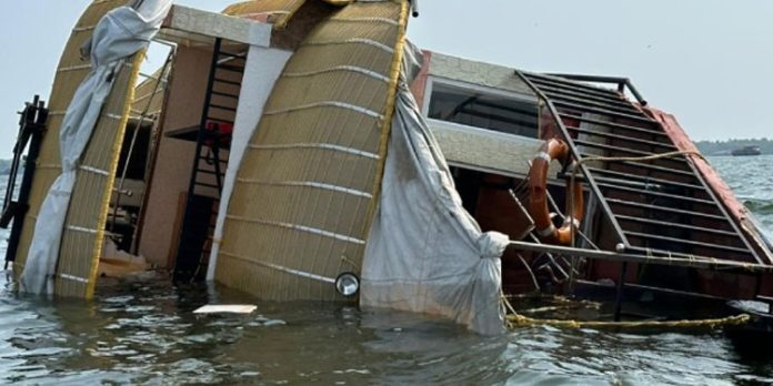 ആലപ്പുഴ വേമ്പനാട്ട് കായലിൽ ഹൗസ് ബോട്ട് മുങ്ങി ആലപ്പുഴ വേമ്പനാട്ട് കായലിൽ ഹൗസ് ബോട്ട് മുങ്ങി