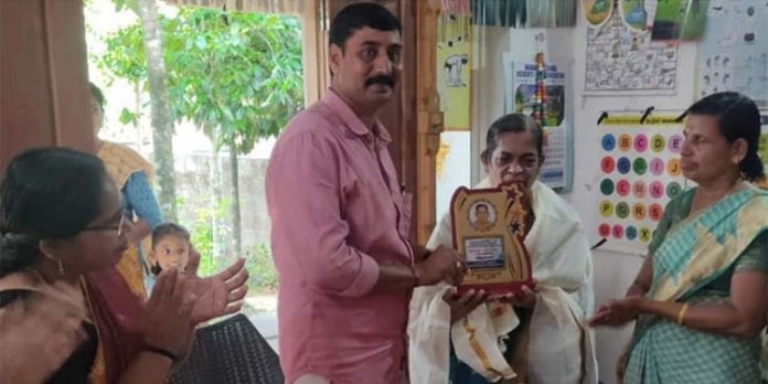 അംഗൻവാടി അധ്യാപികയ്ക്ക് യാത്രയയപ്പ് നൽകി അംഗൻവാടി അധ്യാപികയ്ക്ക് യാത്രയയപ്പ് നൽകി