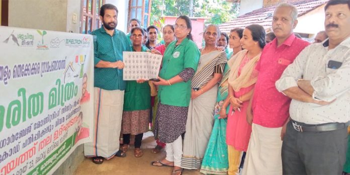 ഹരിതമിത്രം ആപ്പിന്റെ ഭാഗമായി ക്യു ആര് കോഡ് പതിപ്പിച്ചു ഹരിതമിത്രം ആപ്പിന്റെ ഭാഗമായി ക്യു ആര് കോഡ് പതിപ്പിച്ചു