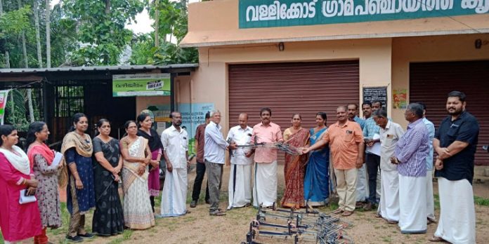 തെങ്ങ് കയറ്റ യന്ത്രങ്ങളുടെ വിതരണോത്ഘാടനം നിര്വഹിച്ചു തെങ്ങ് കയറ്റ യന്ത്രങ്ങളുടെ വിതരണോത്ഘാടനം നിര്വഹിച്ചു