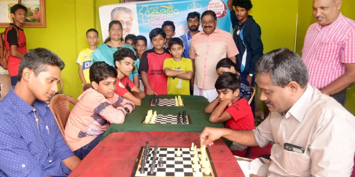 കരുക്കള് നീക്കി ചെസ് മത്സര ഉദ്ഘാടനം വ്യത്യസ്തമാക്കി നഗരസഭ ചെയര്മാന്; മത്സരത്തില് മകന് വിജയിച്ചു കരുക്കള് നീക്കി ചെസ് മത്സര ഉദ്ഘാടനം വ്യത്യസ്തമാക്കി നഗരസഭ ചെയര്മാന്; മത്സരത്തില് മകന് വിജയിച്ചു