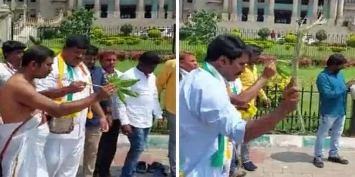 വിധാന് സൗധയ്ക്ക് ചുറ്റും ഗോമൂത്രം തളിച്ച് കോണ്ഗ്രസ് പ്രവര്ത്തകര് വിധാന് സൗധയ്ക്ക് ചുറ്റും ഗോമൂത്രം തളിച്ച് കോണ്ഗ്രസ് പ്രവര്ത്തകര്