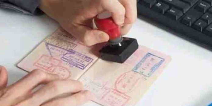 ഒമാനില് 2,700 വിദേശികള്ക്ക് ദീര്ഘകാല വീസ അനുവദിച്ചു ഒമാനില് 2,700 വിദേശികള്ക്ക് ദീര്ഘകാല വീസ അനുവദിച്ചു