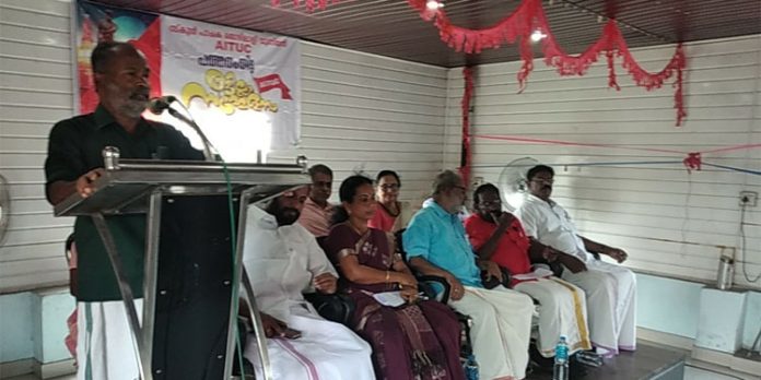 സ്കൂൾ പാചക തൊഴിലാളികളെ സർക്കാരുകൾ അടിമകളെ പോലെയാണ് കരുതുന്നതെന്ന് എ ഐ റ്റി യു സി സ്കൂൾ പാചക തൊഴിലാളികളെ സർക്കാരുകൾ അടിമകളെ പോലെയാണ് കരുതുന്നതെന്ന് എ ഐ റ്റി യു സി