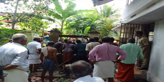 കിണര് വൃത്തിയാക്കുന്നതിനിടയില് റിംഗ് ഇടിഞ്ഞുവീണു ; തൊഴിലാളി കുടുങ്ങി കിണര് വൃത്തിയാക്കുന്നതിനിടയില് റിംഗ് ഇടിഞ്ഞുവീണു ; തൊഴിലാളി കുടുങ്ങി