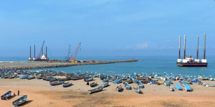 കാലാവസ്ഥ പ്രതികൂലമാകുന്നു ; വിഴിഞ്ഞം തുറമുഖത്തിന്റെ നിർമ്മാണ പ്രവർത്തനങ്ങൾ അനിശ്ചിതത്വത്തിൽ കാലാവസ്ഥ പ്രതികൂലമാകുന്നു ; വിഴിഞ്ഞം തുറമുഖത്തിന്റെ നിർമ്മാണ പ്രവർത്തനങ്ങൾ അനിശ്ചിതത്വത്തിൽ