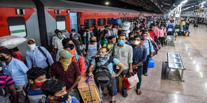 വേനലവധി തീരാൻ ദിവസങ്ങൾ മാത്രം ബാക്കി ; ദീർഘദൂര യാത്രകൾക്ക് ടിക്കറ്റില്ലാതെ വലഞ്ഞ് യാത്രക്കാർ വേനലവധി തീരാൻ ദിവസങ്ങൾ മാത്രം ബാക്കി ; ദീർഘദൂര യാത്രകൾക്ക് ടിക്കറ്റില്ലാതെ വലഞ്ഞ് യാത്രക്കാർ