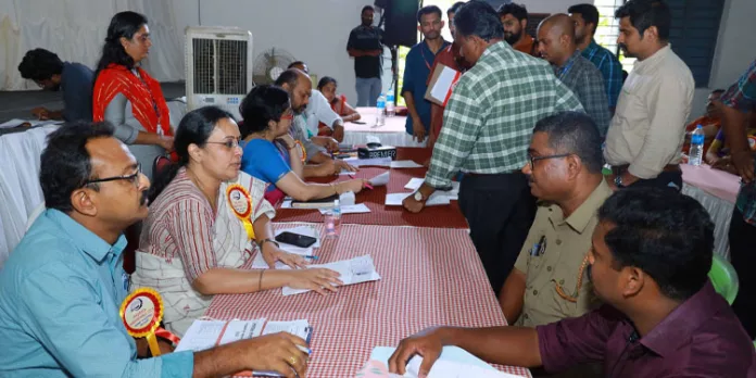 നിവേദനവുമായി പഞ്ചായത്ത് അംഗം ; അദാലത്തില് പരിഹാരം നിര്ദ്ദേശിച്ച് മന്ത്രി വീണാ ജോര്ജ് നിവേദനവുമായി പഞ്ചായത്ത് അംഗം ; അദാലത്തില് പരിഹാരം നിര്ദ്ദേശിച്ച് മന്ത്രി വീണാ ജോര്ജ്