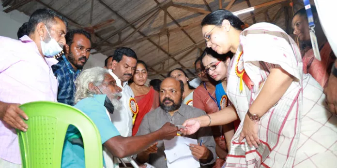 പരാതി കേള്ക്കാന് മന്ത്രിമാര് അരികിലെത്തി : ജോസഫിന് വീടെന്ന സ്വപ്നത്തിന് ചിറകുവിരിച്ചു പരാതി കേള്ക്കാന് മന്ത്രിമാര് അരികിലെത്തി : ജോസഫിന് വീടെന്ന സ്വപ്നത്തിന് ചിറകുവിരിച്ചു
