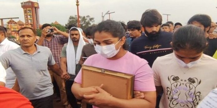 കണ്ണീരണിഞ്ഞ് ഗംഗാതീരം ; മെഡലുകള് ഗംഗയിലൊഴിക്കാന് ഗുസ്തി താരങ്ങള് കണ്ണീരണിഞ്ഞ് ഗംഗാതീരം ; മെഡലുകള് ഗംഗയിലൊഴിക്കാന് ഗുസ്തി താരങ്ങള്