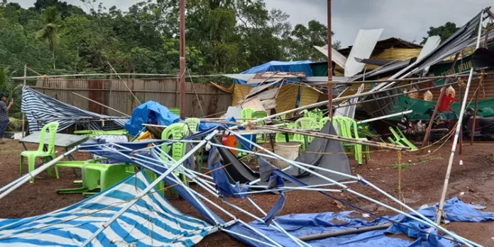 ശക്തമായ കാറ്റ് ; തിരുവനന്തപുരം വിതുരയില് വ്യാപക നാശം ശക്തമായ കാറ്റ് ; തിരുവനന്തപുരം വിതുരയില് വ്യാപക നാശം
