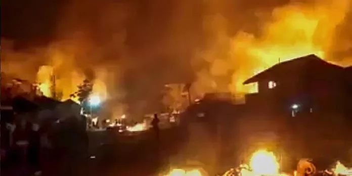 മണിപ്പൂരിൽ കലാപം തുടരുന്നു : ഷൂട്ട് അറ്റ് സൈറ്റിന് ഉത്തരവിട്ട് ഗവര്ണര് മണിപ്പൂരിൽ കലാപം തുടരുന്നു : ഷൂട്ട് അറ്റ് സൈറ്റിന് ഉത്തരവിട്ട് ഗവര്ണര്