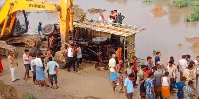 മദ്ധ്യപ്രദേശിൽ മിനി ലോറി നദിയിലേക്ക് മറിഞ്ഞ് അപകടം ; 10 പേർ മരിച്ചു , മുപ്പതോളം പേർക്ക് പരിക്ക് മദ്ധ്യപ്രദേശിൽ മിനി ലോറി നദിയിലേക്ക് മറിഞ്ഞ് അപകടം ; 10 പേർ മരിച്ചു , മുപ്പതോളം പേർക്ക് പരിക്ക്