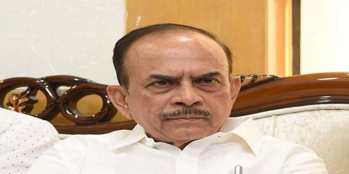 സ്ത്രീകള് ഇറക്കം കുറഞ്ഞ വസ്ത്രം ധരിക്കുന്നത് പ്രശ്നമുണ്ടാക്കും ; വിവാദമായി തെലങ്കാന ആഭ്യന്തര മന്ത്രിയുടെ പ്രസ്താവന സ്ത്രീകള് ഇറക്കം കുറഞ്ഞ വസ്ത്രം ധരിക്കുന്നത് പ്രശ്നമുണ്ടാക്കും ; വിവാദമായി തെലങ്കാന ആഭ്യന്തര മന്ത്രിയുടെ പ്രസ്താവന