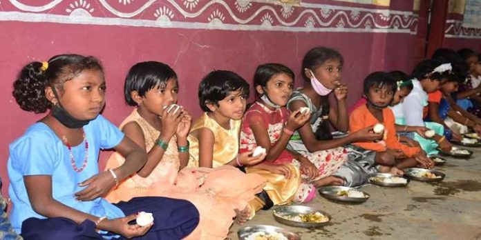 എട്ടാം ക്ലാസ് വരെയുള്ള വിദ്യാര്ഥികള്ക്ക് മുട്ടയും വാഴപ്പഴവും ; ഉത്തരവുമായി കര്ണാടക സര്ക്കാര് എട്ടാം ക്ലാസ് വരെയുള്ള വിദ്യാര്ഥികള്ക്ക് മുട്ടയും വാഴപ്പഴവും ; ഉത്തരവുമായി കര്ണാടക സര്ക്കാര്